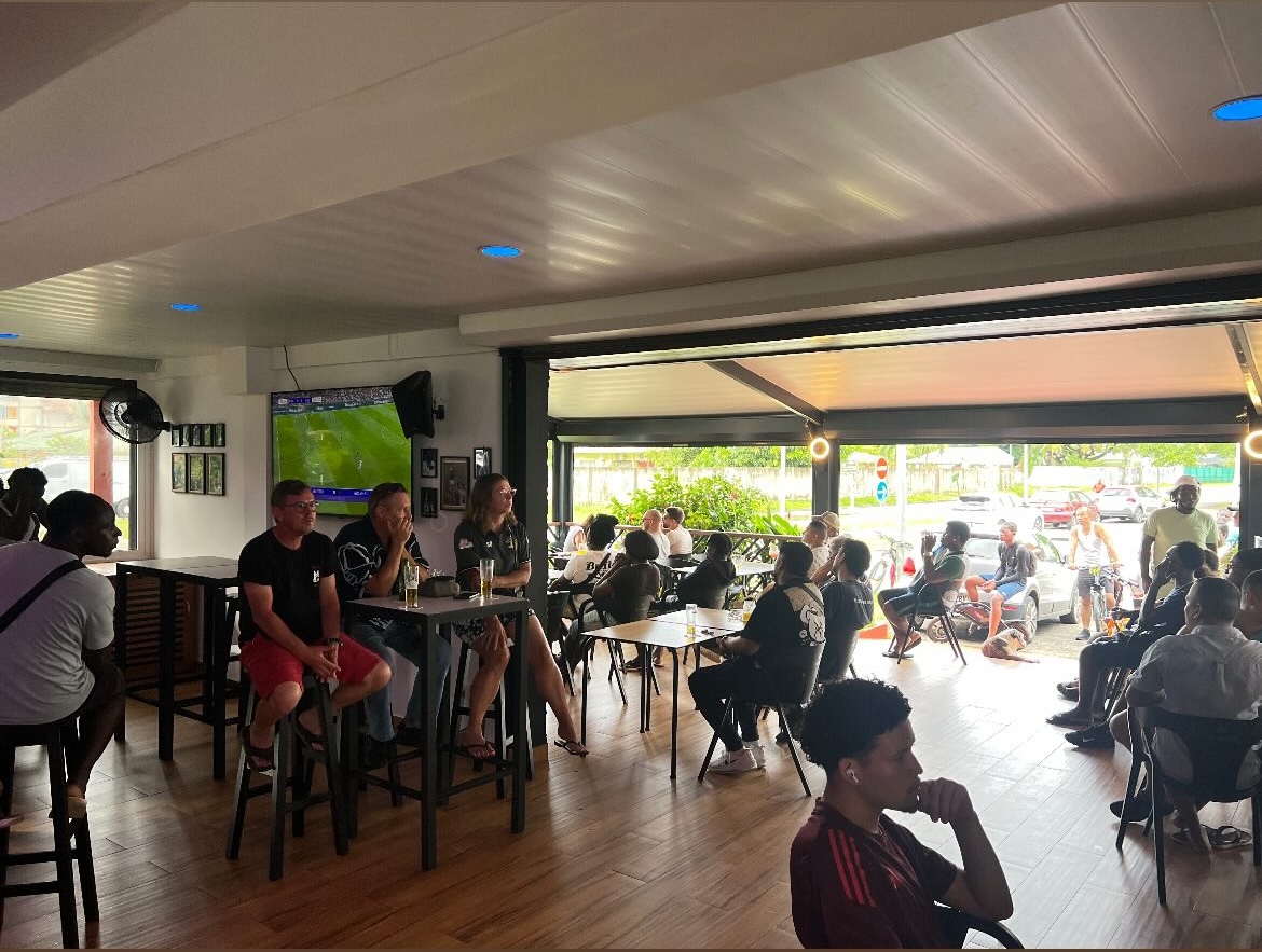 Intérieur du Bar des Sports, ambiance conviviale